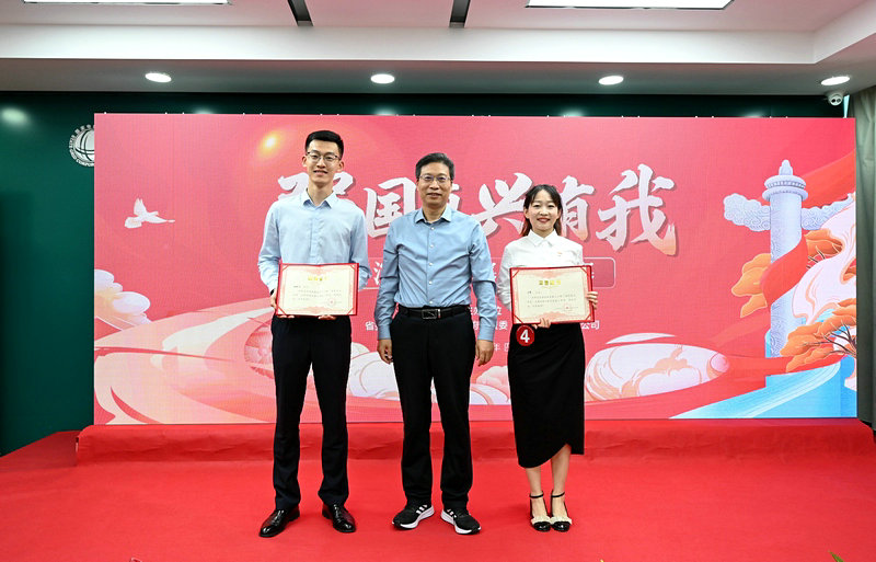 與會領導為李慧（右一）頒獎.png